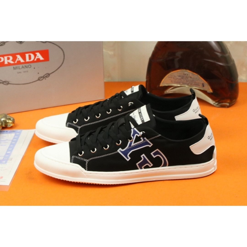 Pra*a casual shoes